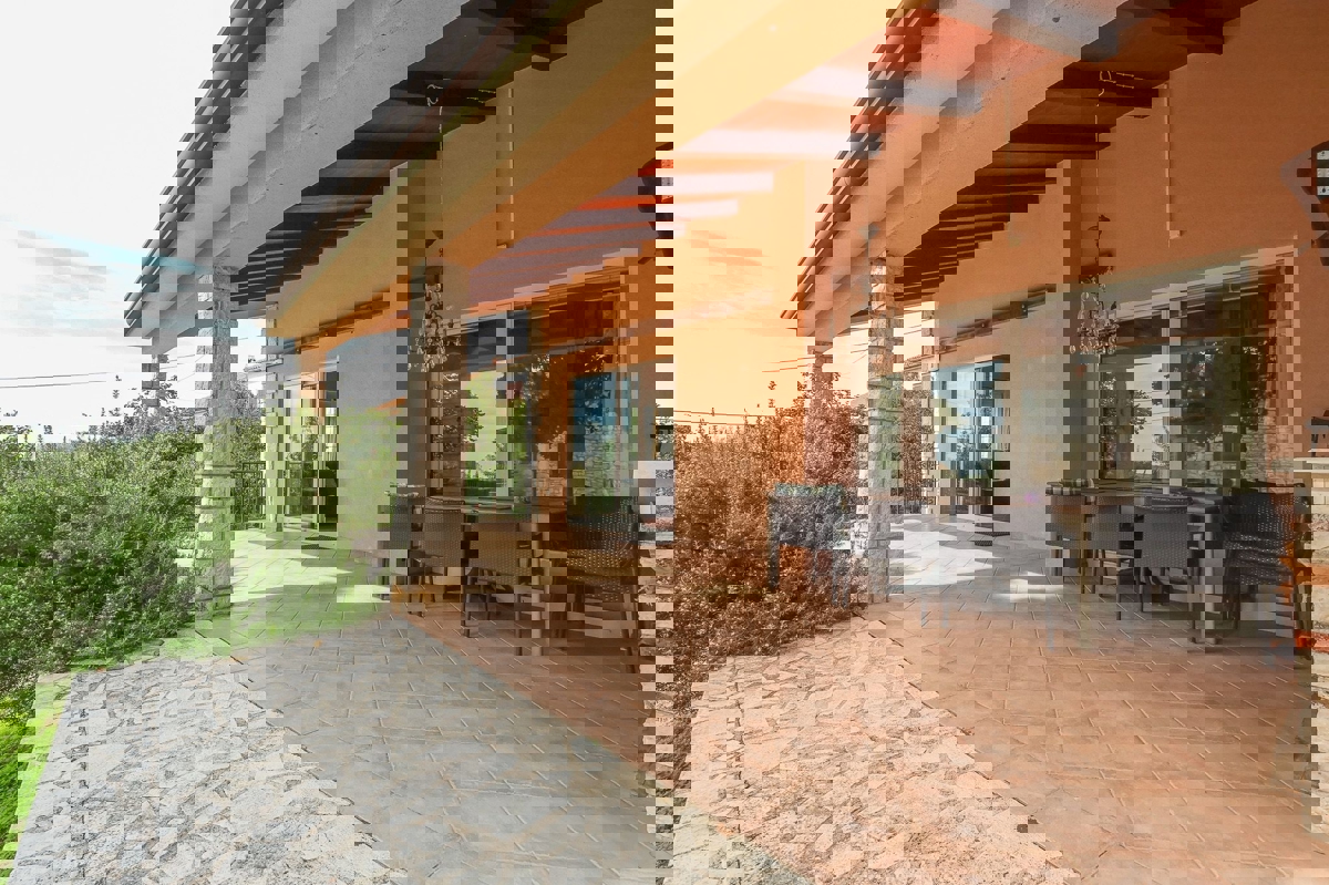 POREČ - PRITLIČNA HIŠA Z BAZENOM IN GARSOJO NAPRODAJ