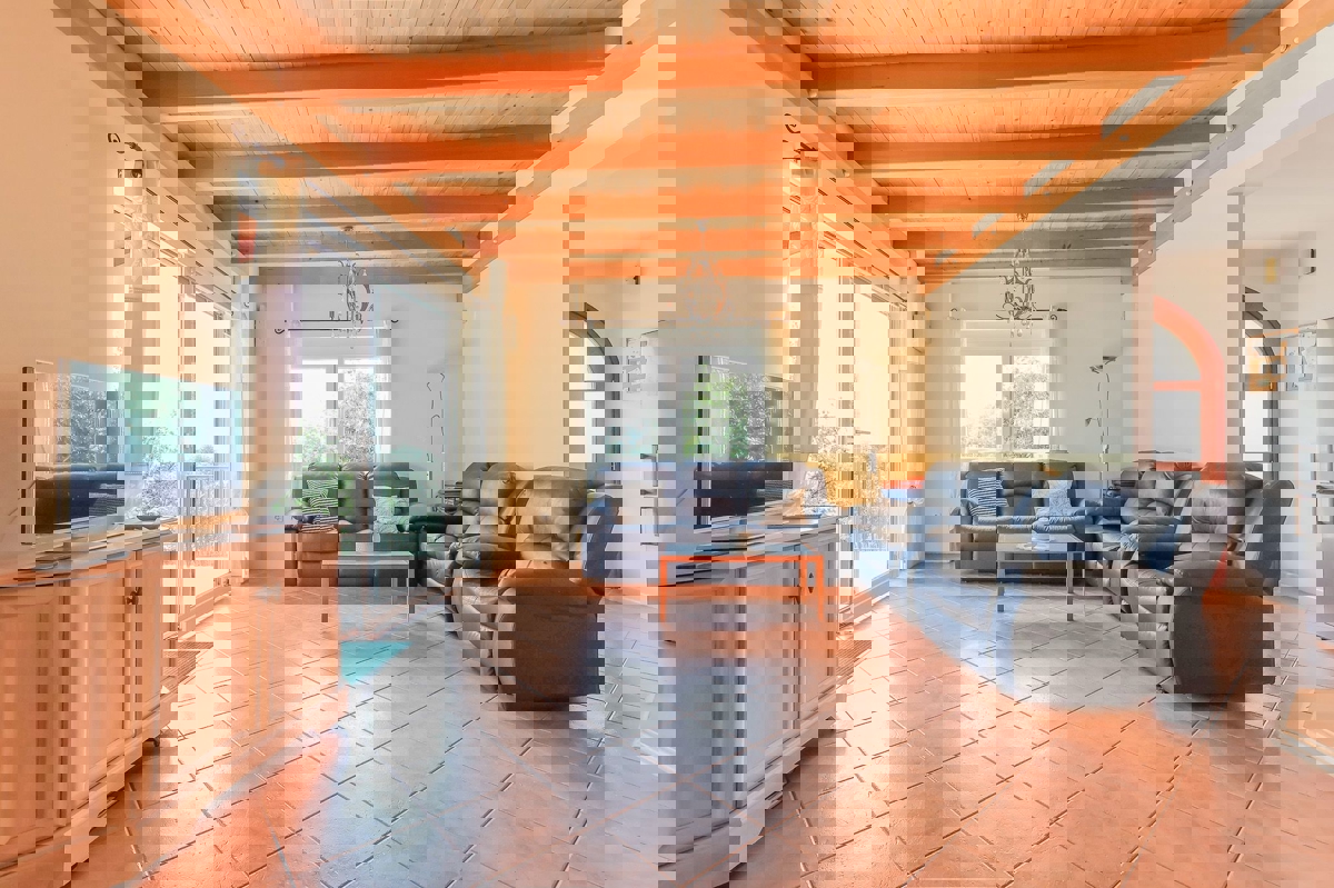 POREČ - PRITLIČNA HIŠA Z BAZENOM IN GARSOJO NAPRODAJ