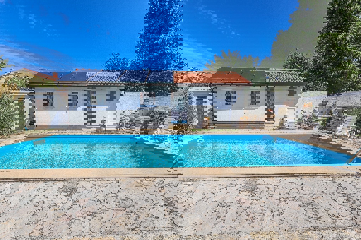 POREČ - PRITLIČNA HIŠA Z BAZENOM IN GARSOJO NAPRODAJ