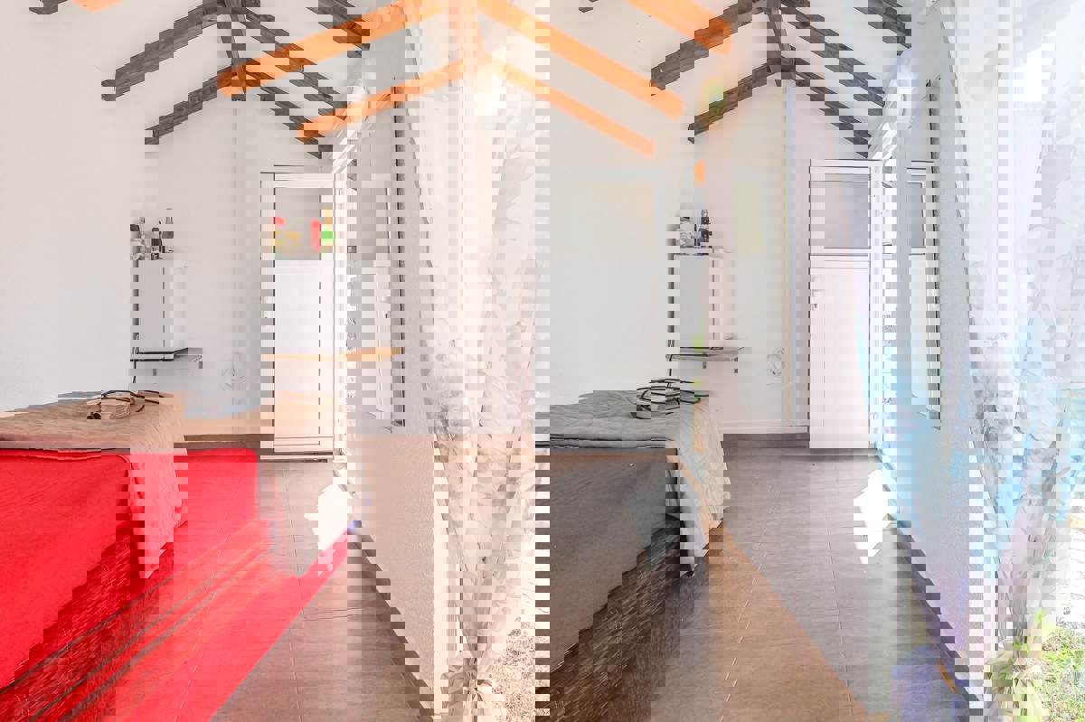 POREČ - PRITLIČNA HIŠA Z BAZENOM IN GARSOJO NAPRODAJ