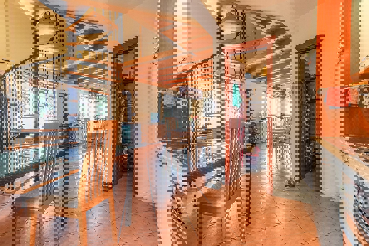 POREČ - PRITLIČNA HIŠA Z BAZENOM IN GARSOJO NAPRODAJ