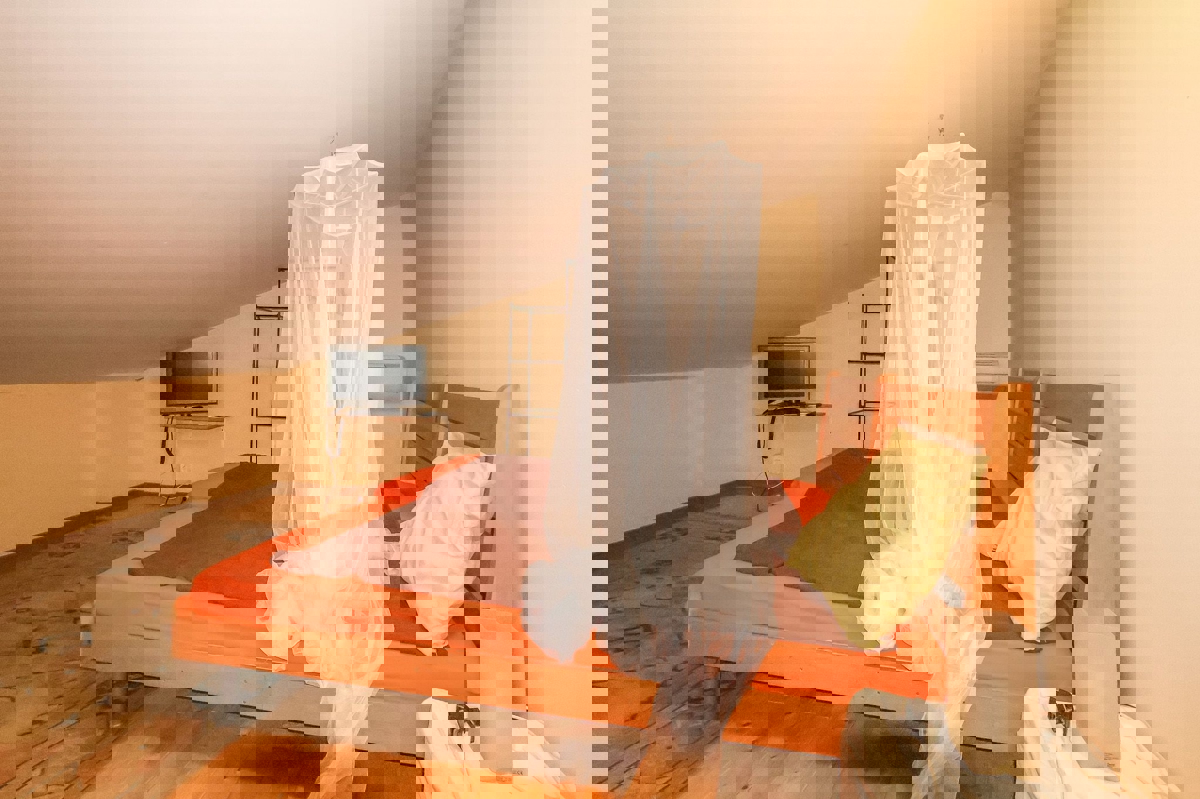 POREČ - PRITLIČNA HIŠA Z BAZENOM IN GARSOJO NAPRODAJ