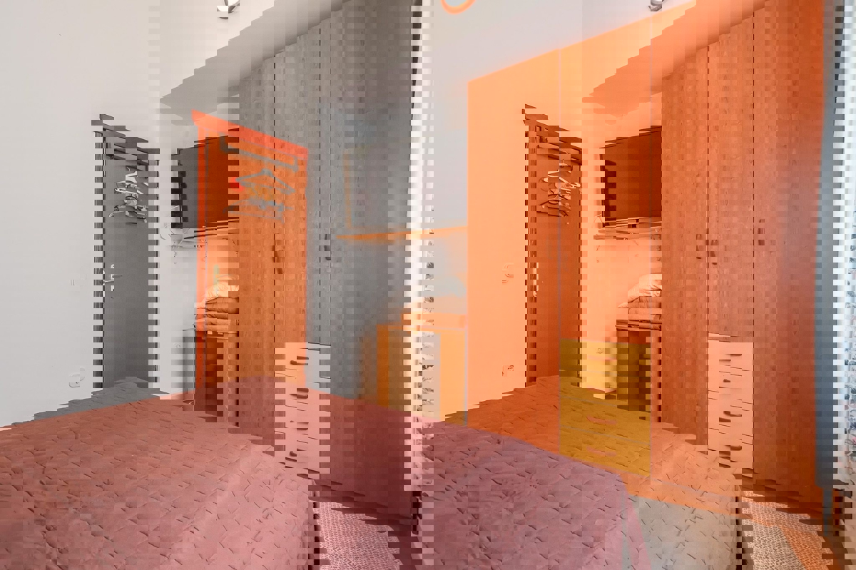 POREČ - PRITLIČNA HIŠA Z BAZENOM IN GARSOJO NAPRODAJ