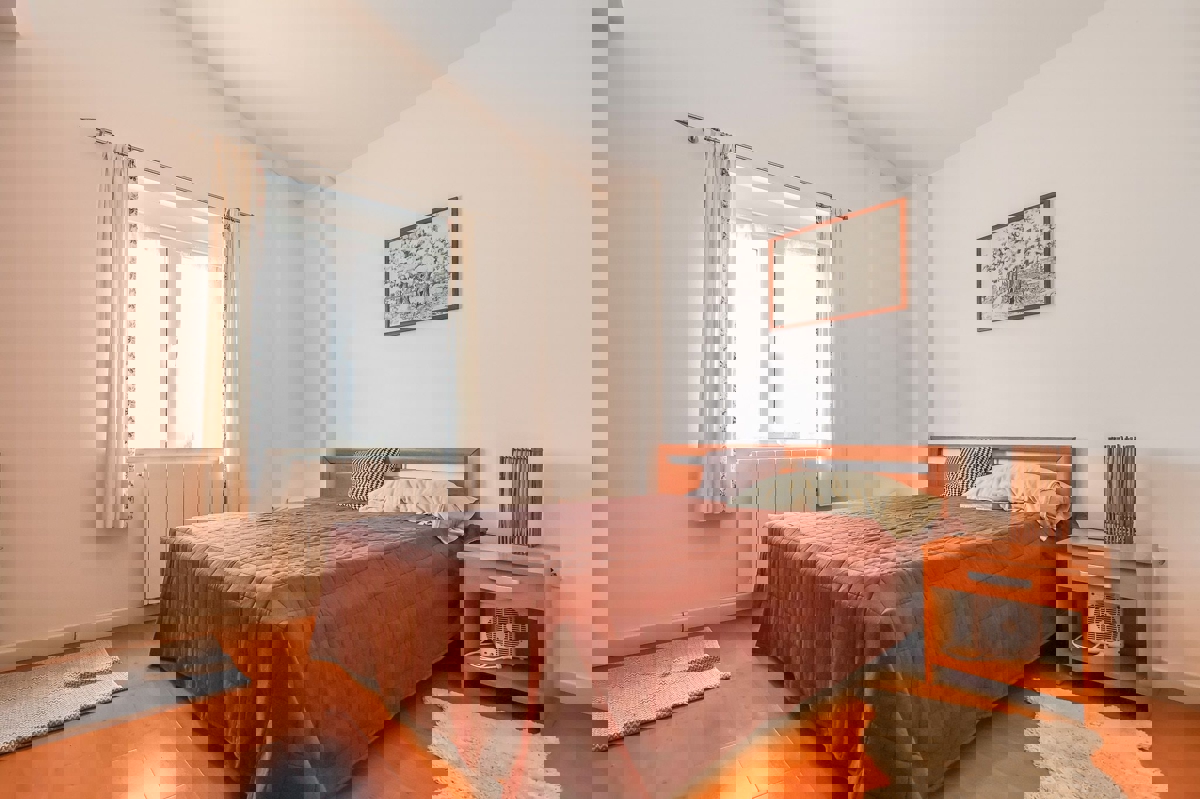 POREČ - PRITLIČNA HIŠA Z BAZENOM IN GARSOJO NAPRODAJ