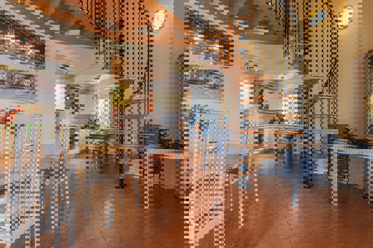 POREČ - PRITLIČNA HIŠA Z BAZENOM IN GARSOJO NAPRODAJ