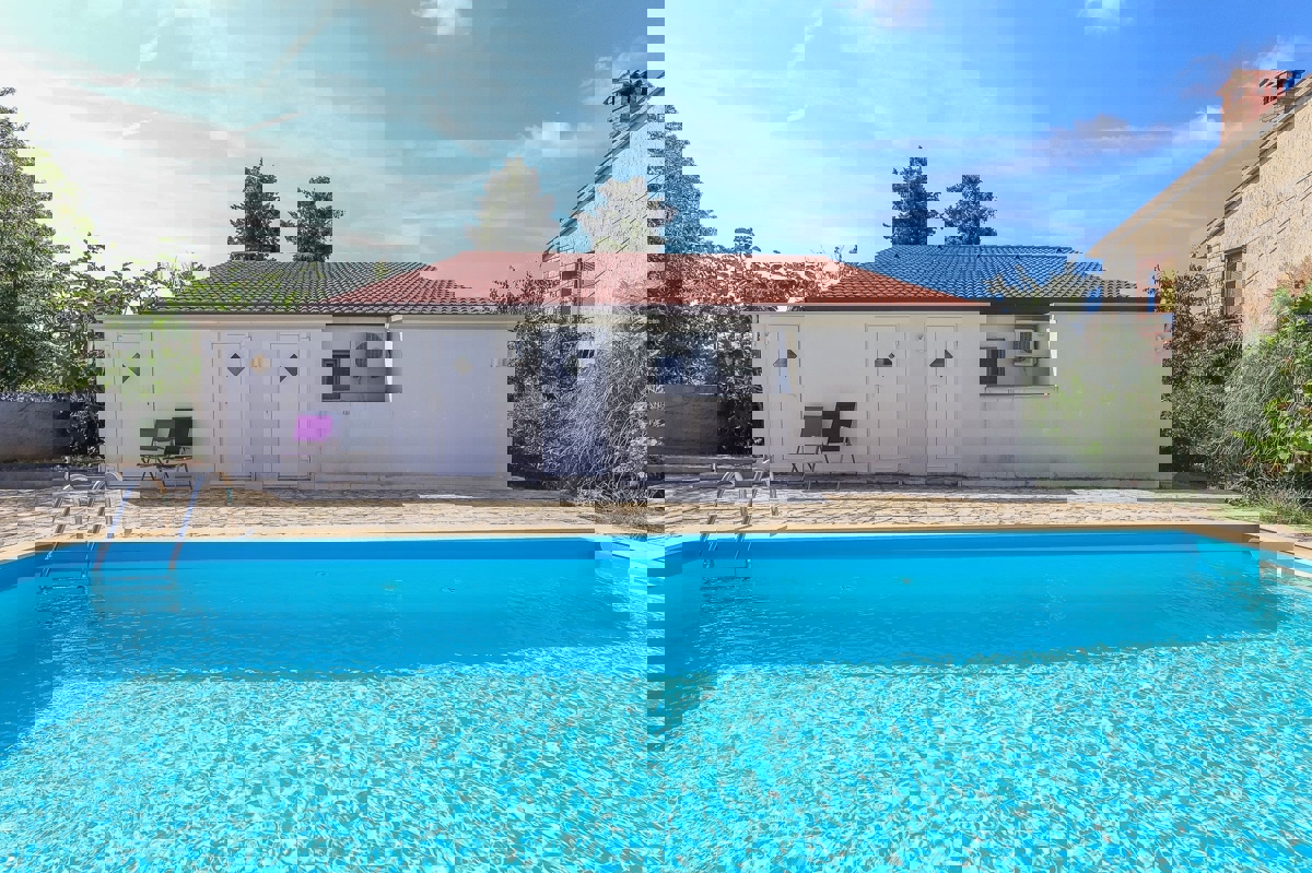 POREČ - PRITLIČNA HIŠA Z BAZENOM IN GARSOJO NAPRODAJ