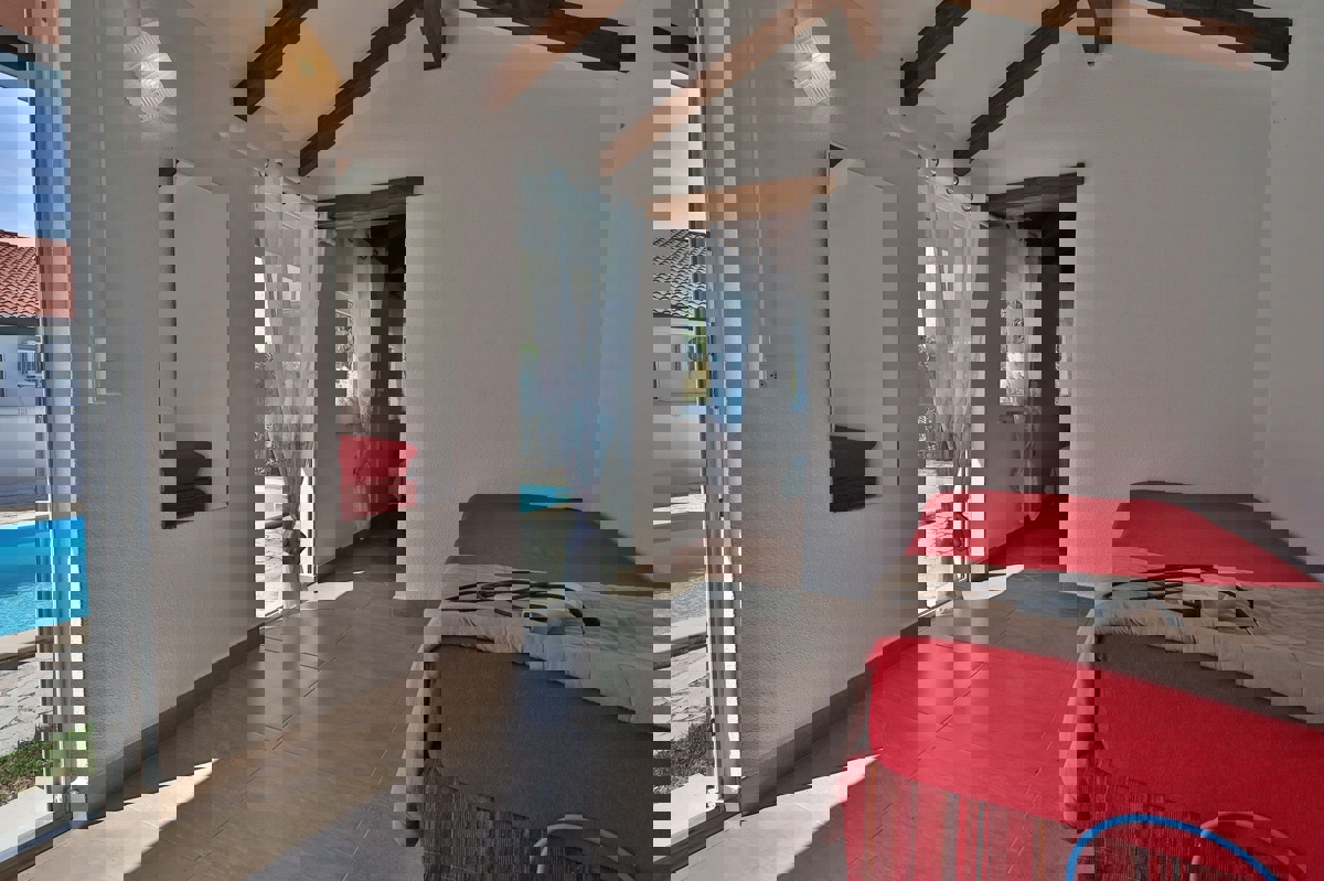 POREČ - PRITLIČNA HIŠA Z BAZENOM IN GARSOJO NAPRODAJ