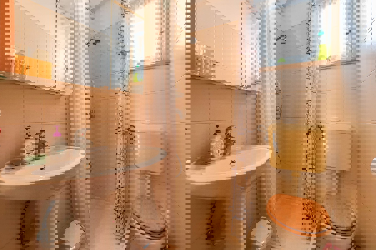 POREČ - PRITLIČNA HIŠA Z BAZENOM IN GARSOJO NAPRODAJ