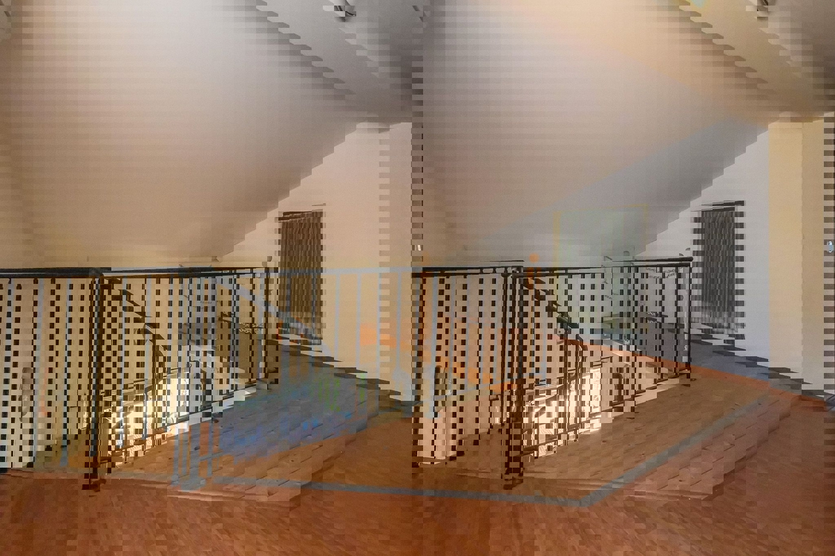 POREČ - PRITLIČNA HIŠA Z BAZENOM IN GARSOJO NAPRODAJ