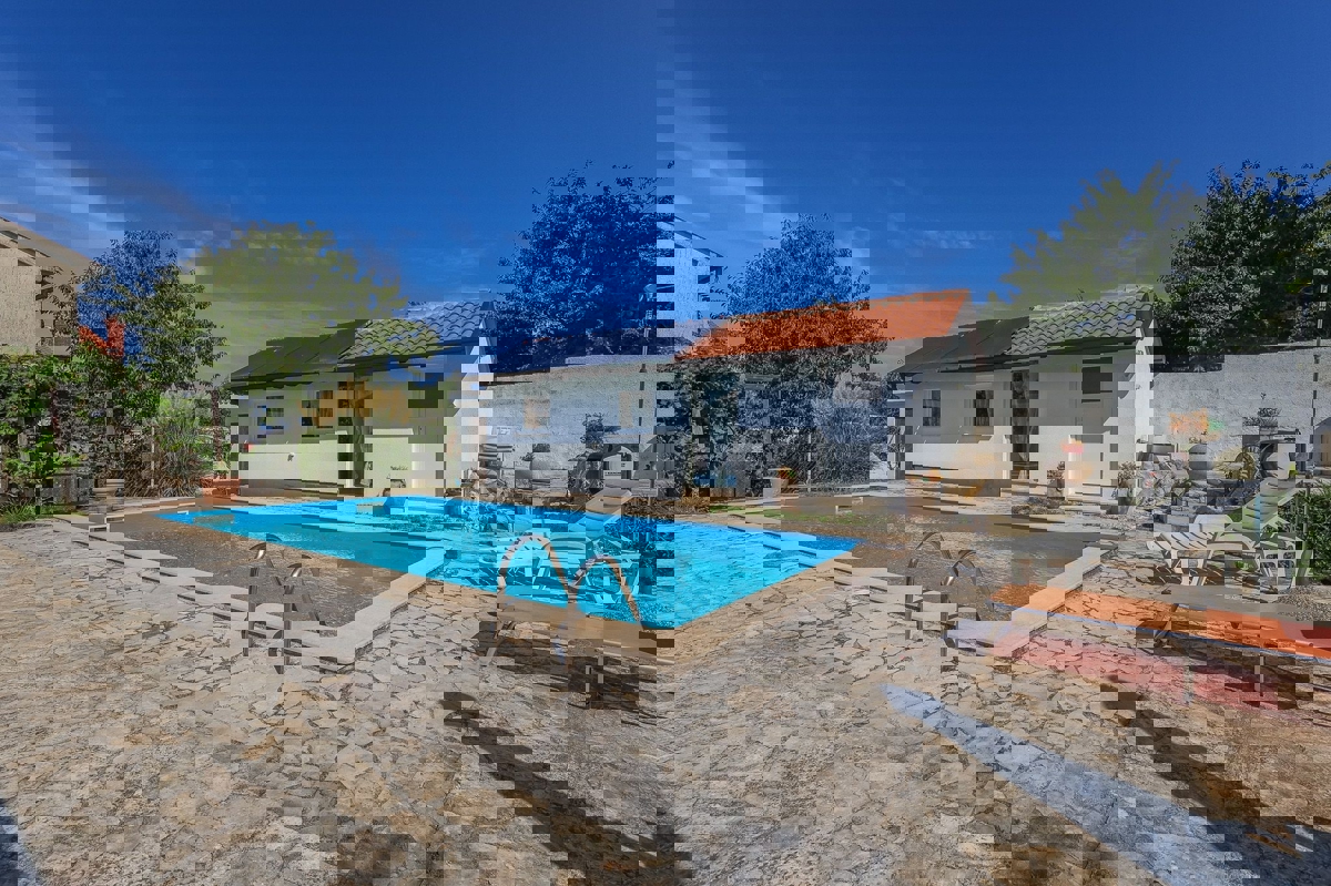 POREČ - PRITLIČNA HIŠA Z BAZENOM IN GARSOJO NAPRODAJ