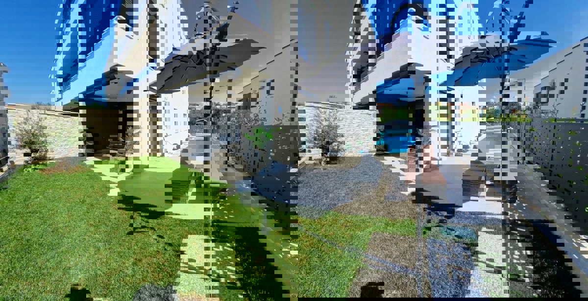 NOVIGRAD - PRITLIČNO STANOVANJE Z BAZENOM NAPRODAJ