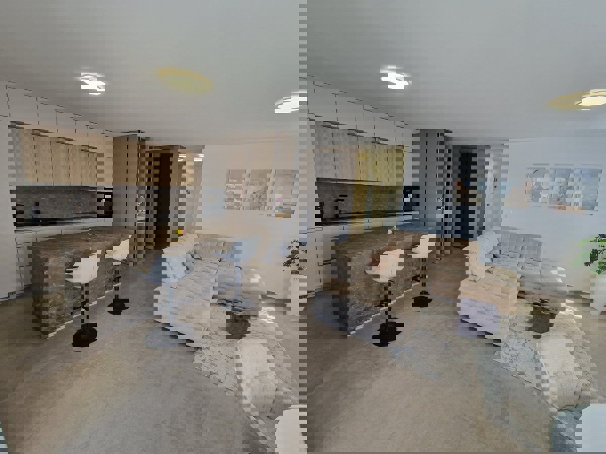 NOVIGRAD - PRITLIČNO STANOVANJE Z BAZENOM NAPRODAJ