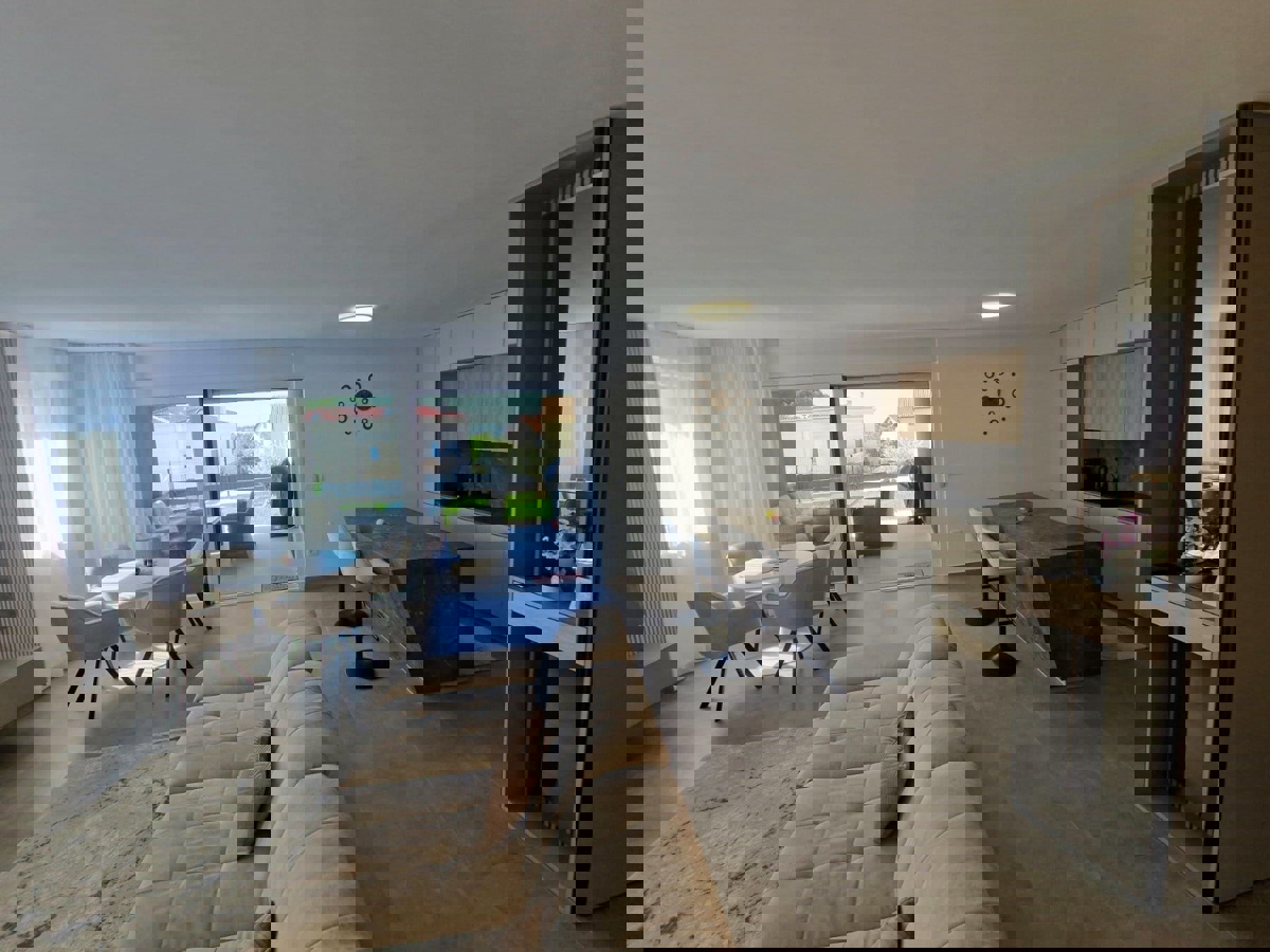 NOVIGRAD - PRITLIČNO STANOVANJE Z BAZENOM NAPRODAJ