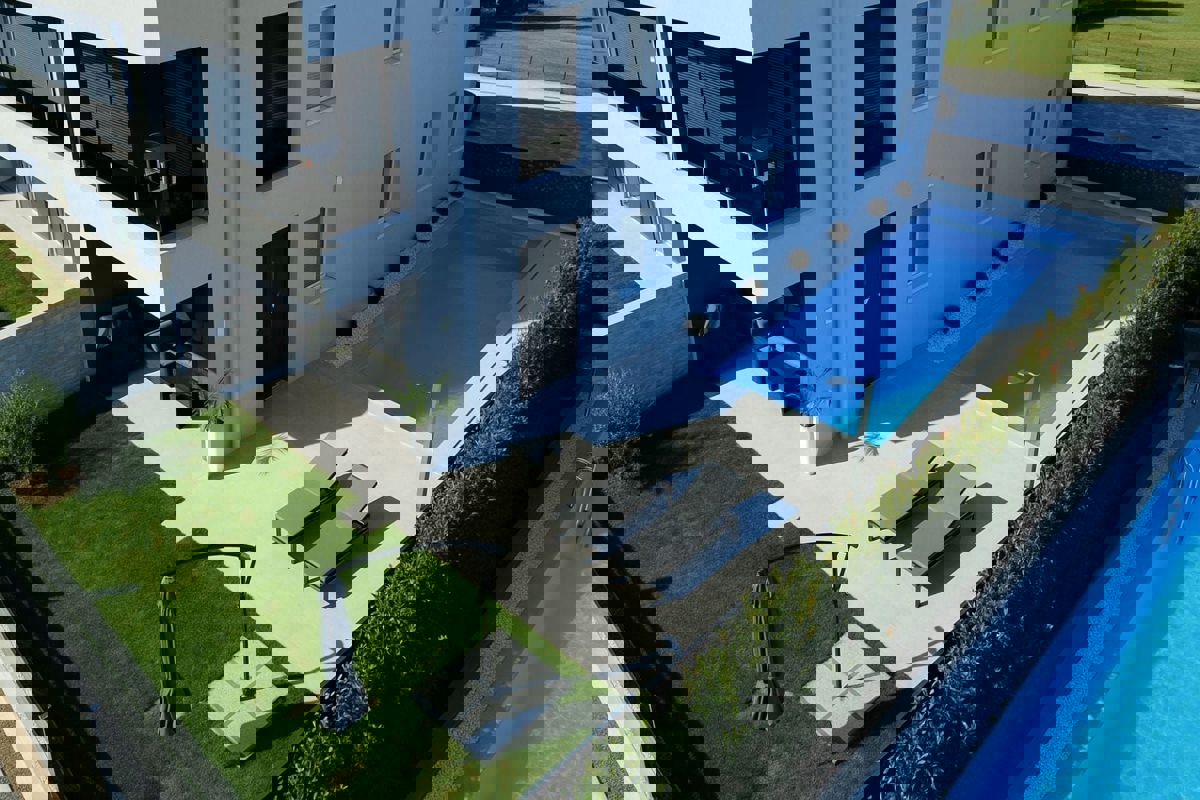 NOVIGRAD - PRITLIČNO STANOVANJE Z BAZENOM NAPRODAJ