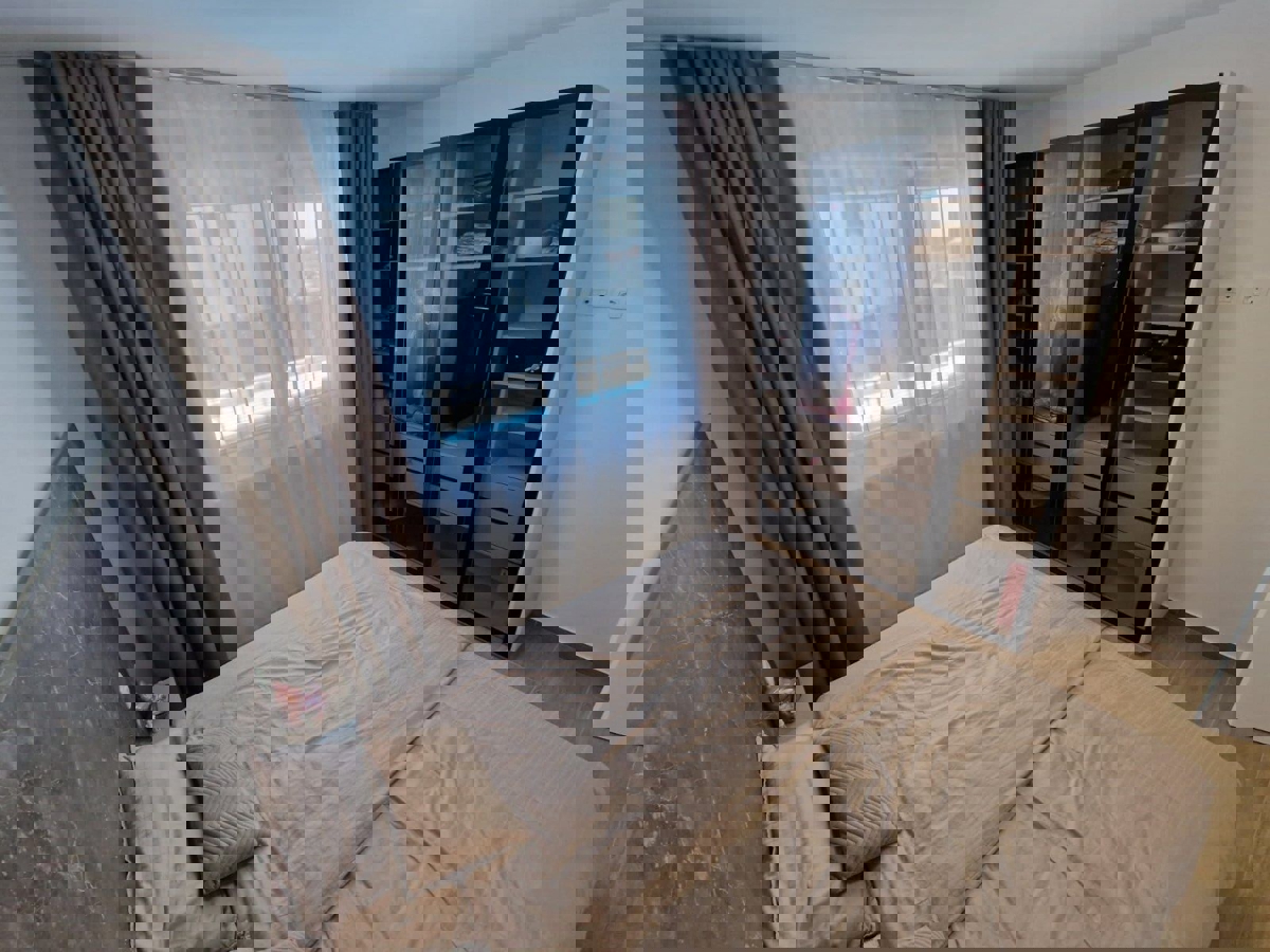 NOVIGRAD - PRITLIČNO STANOVANJE Z BAZENOM NAPRODAJ