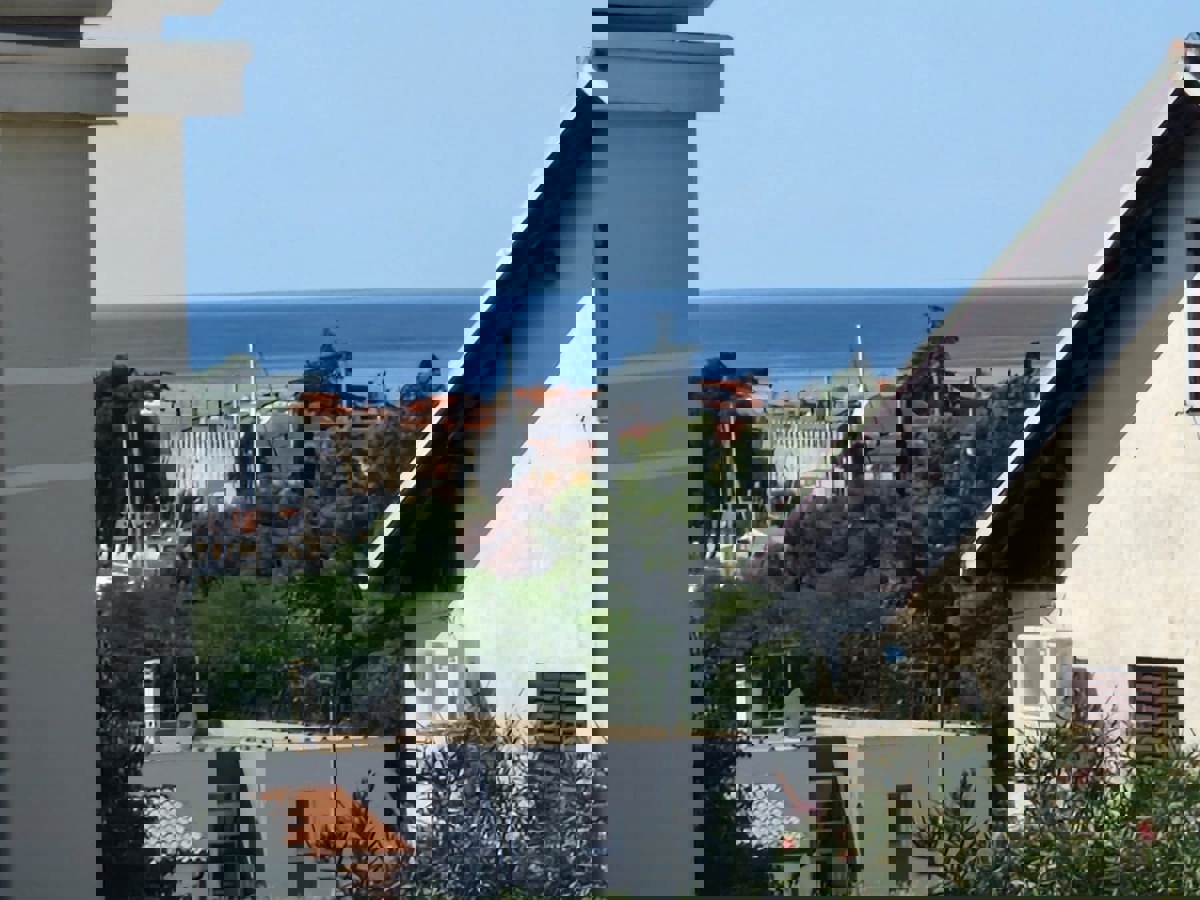 NOVIGRAD - PRITLIČNO STANOVANJE Z BAZENOM NAPRODAJ