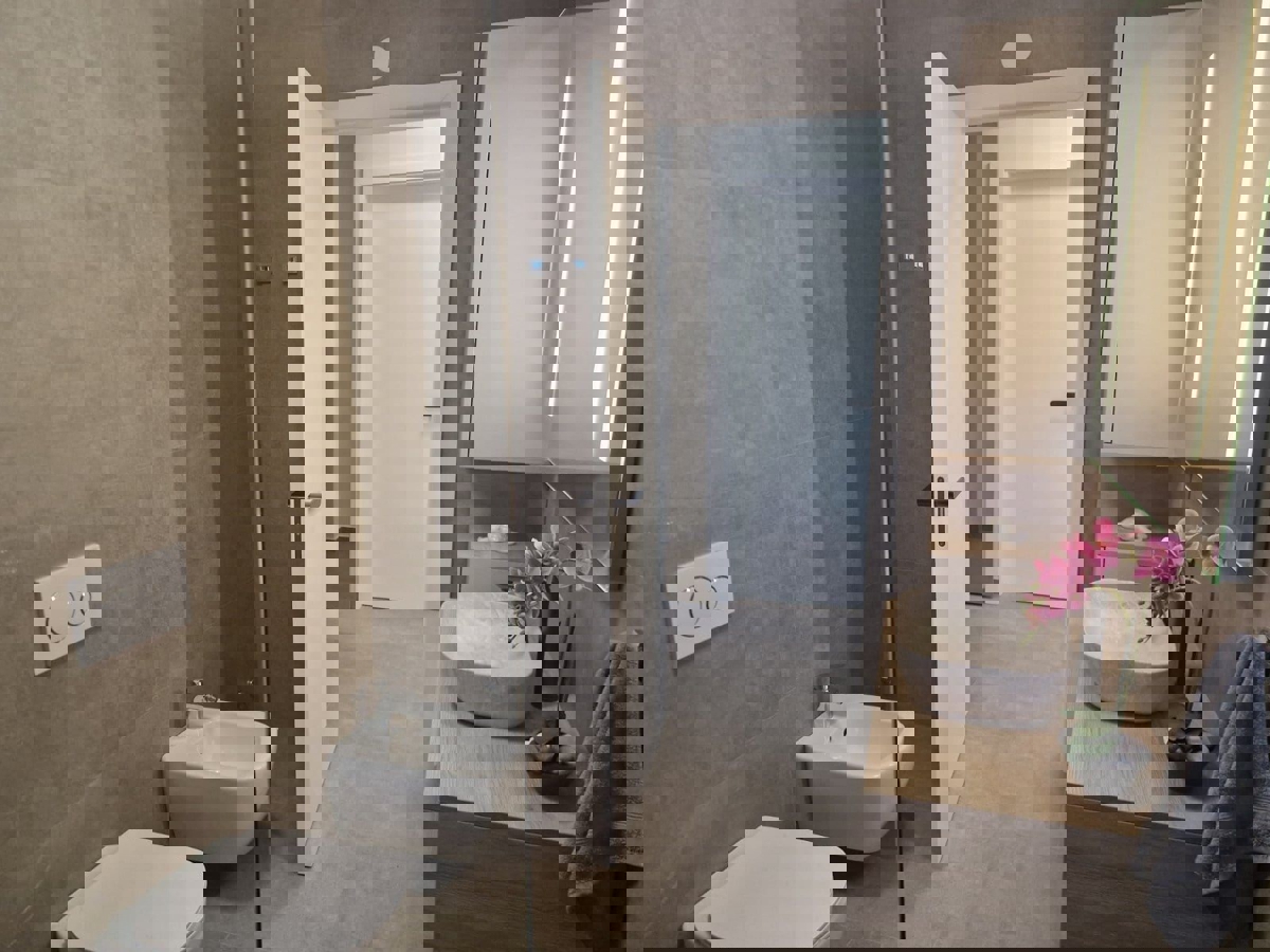 NOVIGRAD - PRITLIČNO STANOVANJE Z BAZENOM NAPRODAJ