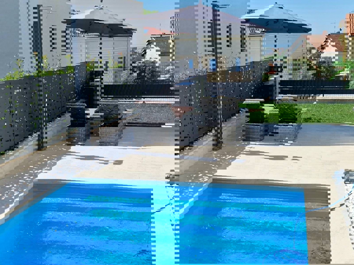 NOVIGRAD - PRITLIČNO STANOVANJE Z BAZENOM NAPRODAJ