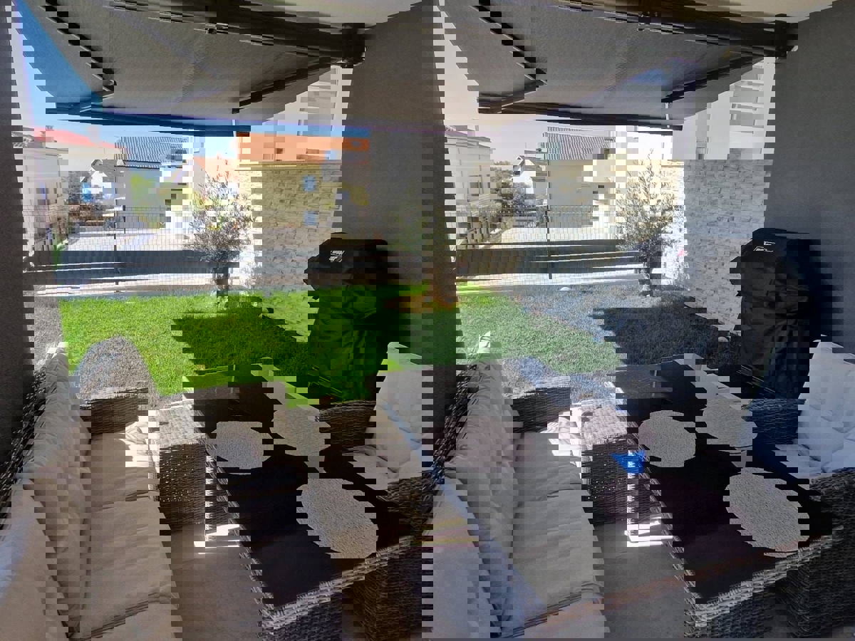 NOVIGRAD - PRITLIČNO STANOVANJE Z BAZENOM NAPRODAJ