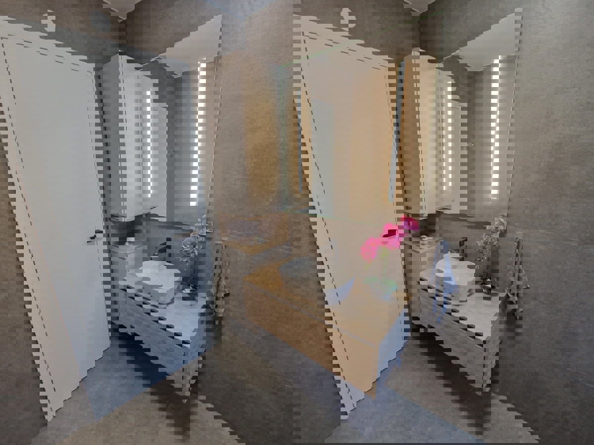 NOVIGRAD - PRITLIČNO STANOVANJE Z BAZENOM NAPRODAJ