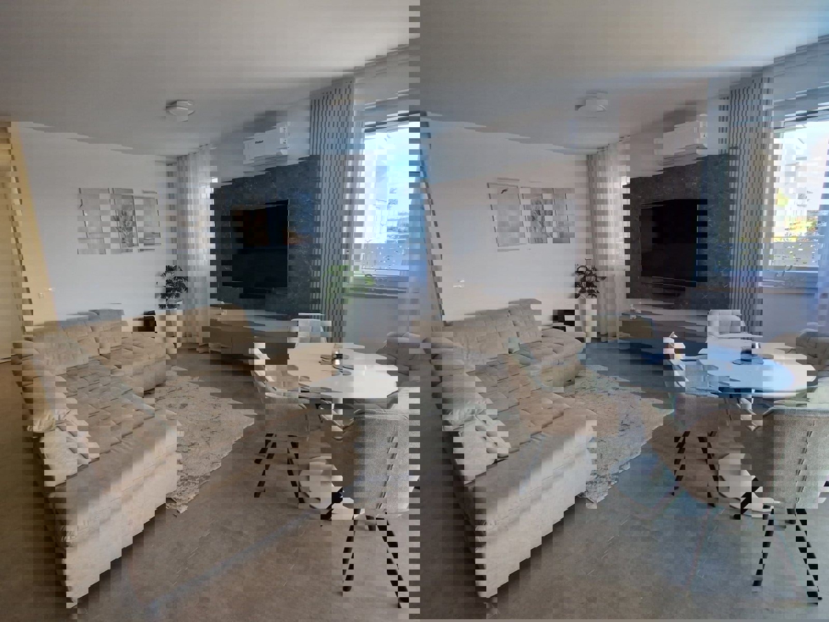 NOVIGRAD - PRITLIČNO STANOVANJE Z BAZENOM NAPRODAJ