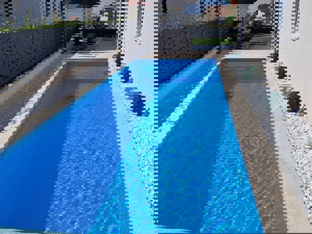 NOVIGRAD - PRITLIČNO STANOVANJE Z BAZENOM NAPRODAJ