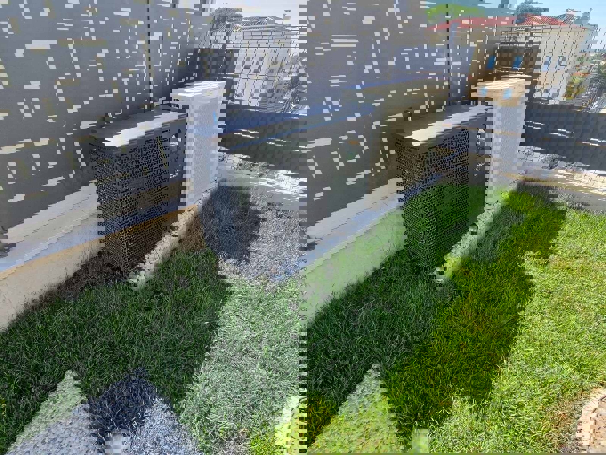 NOVIGRAD - PRITLIČNO STANOVANJE Z BAZENOM NAPRODAJ