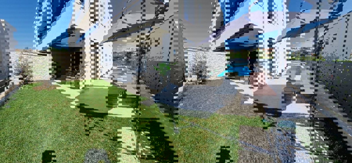 NOVIGRAD - PRITLIČNO STANOVANJE Z BAZENOM NAPRODAJ