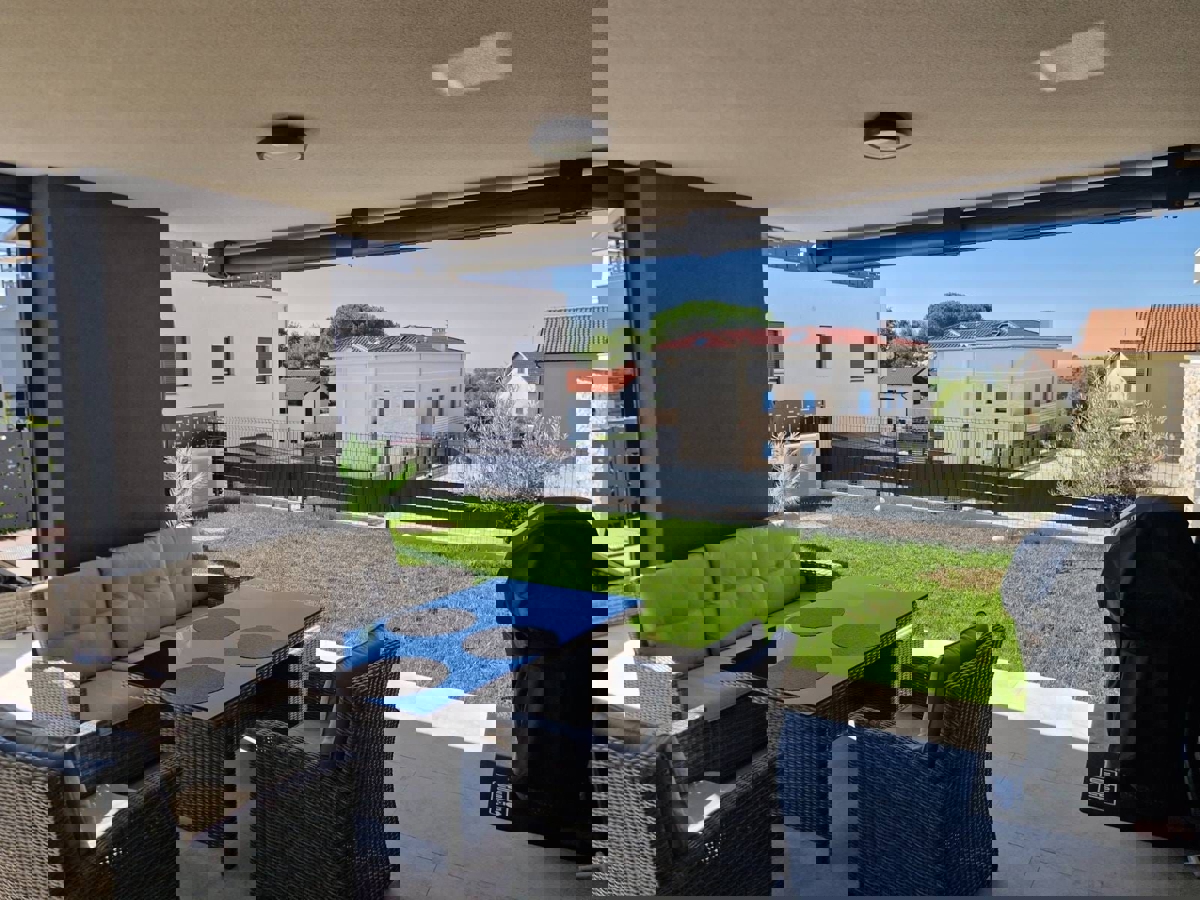 NOVIGRAD - PRITLIČNO STANOVANJE Z BAZENOM NAPRODAJ