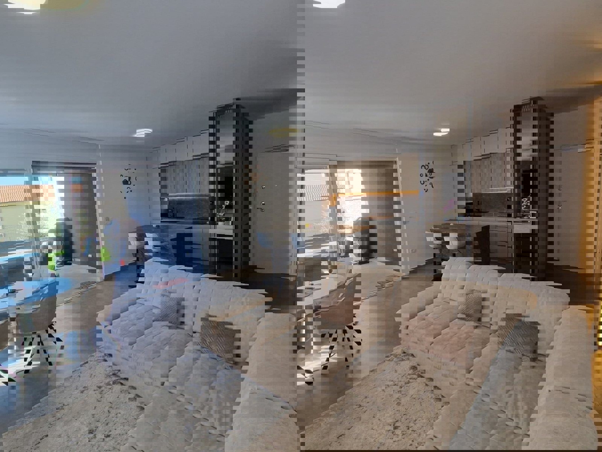 NOVIGRAD - PRITLIČNO STANOVANJE Z BAZENOM NAPRODAJ