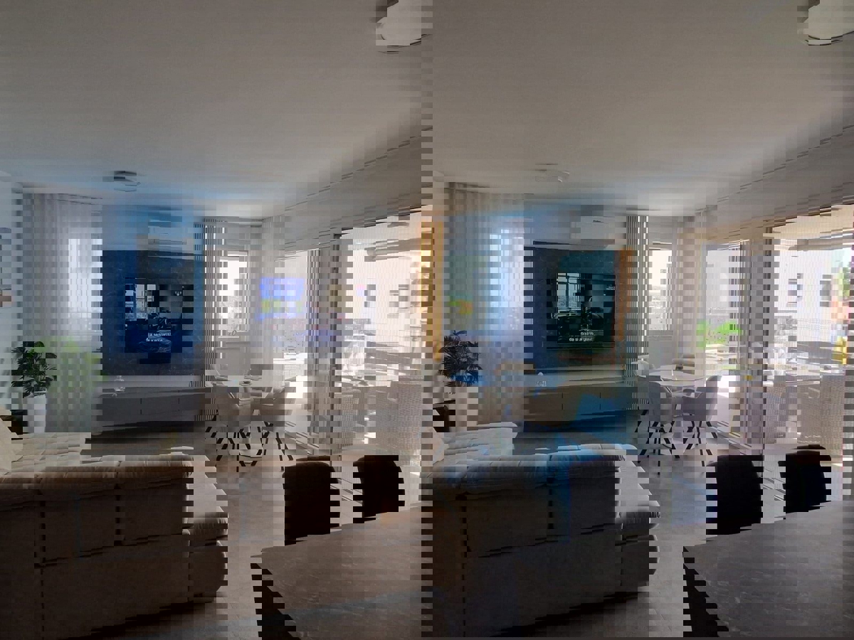 NOVIGRAD - PRITLIČNO STANOVANJE Z BAZENOM NAPRODAJ