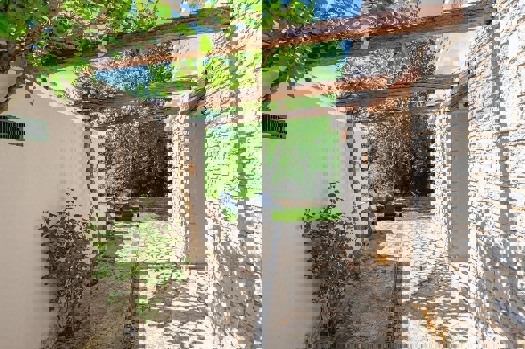 KAŠTELIR - OČARLJIVA PRITLIČNA HIŠA Z GARAŽO NAPRODAJ