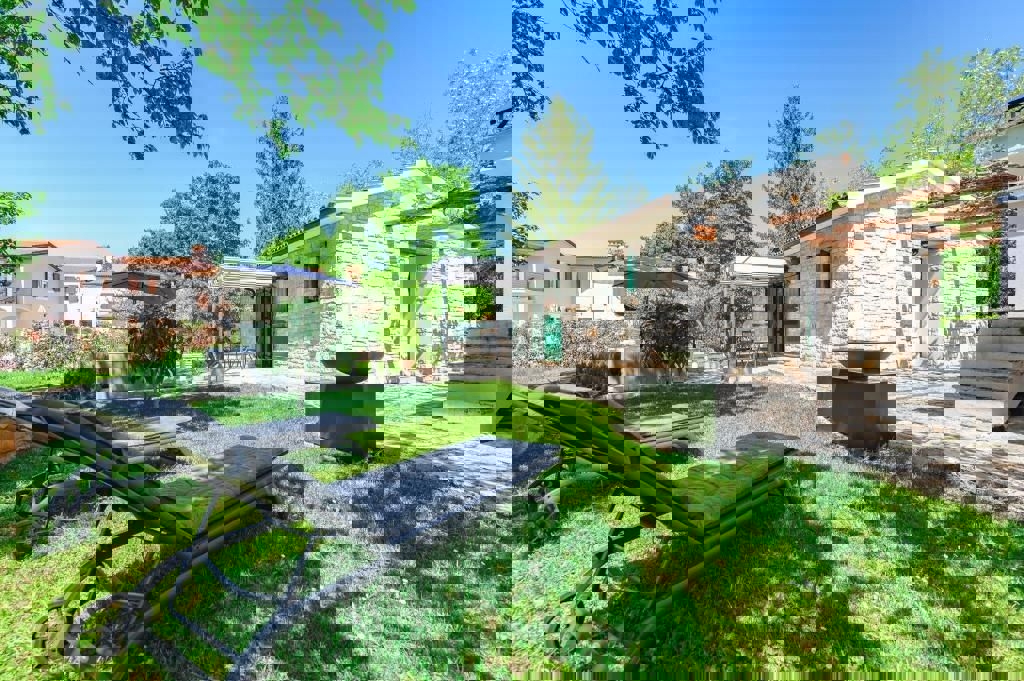KAŠTELIR - OČARLJIVA PRITLIČNA HIŠA Z GARAŽO NAPRODAJ
