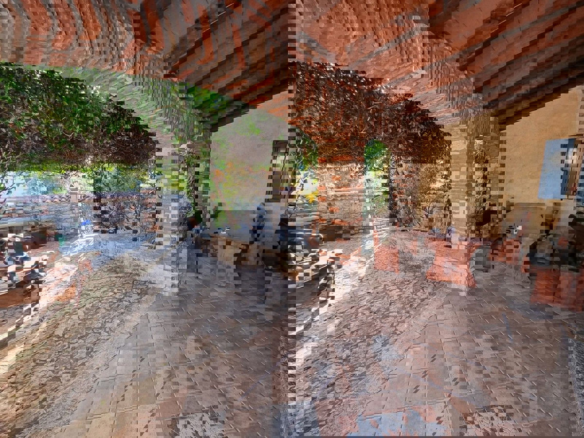 POREČ - KAMNITA HIŠA Z BAZENOM IN WELLNESSOM