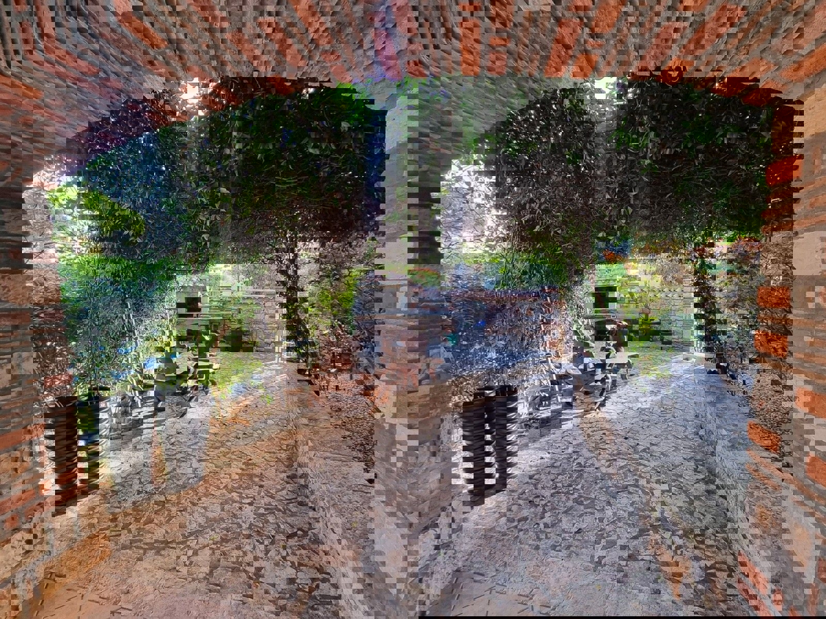 POREČ - KAMNITA HIŠA Z BAZENOM IN WELLNESSOM