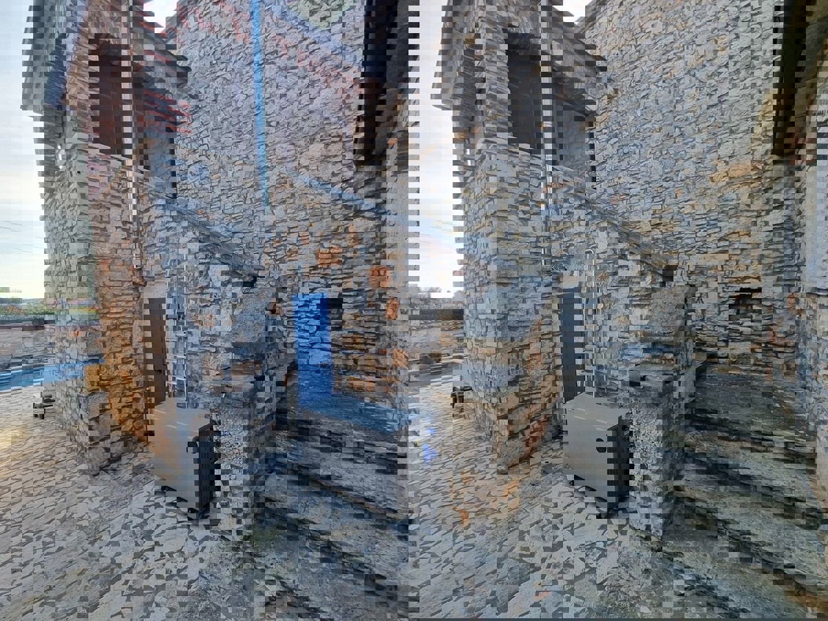 POREČ - KAMNITA HIŠA Z BAZENOM IN WELLNESSOM