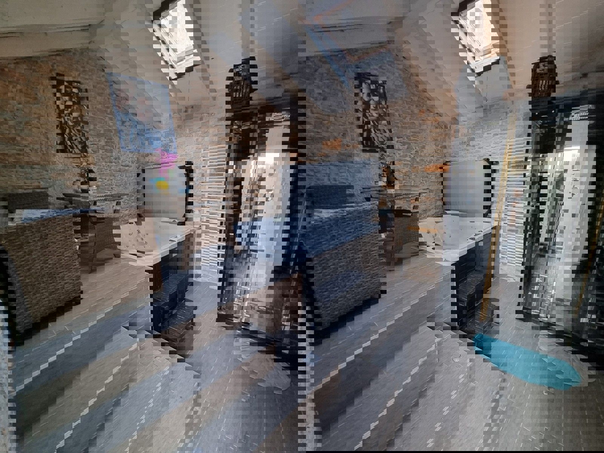 POREČ - KAMNITA HIŠA Z BAZENOM IN WELLNESSOM