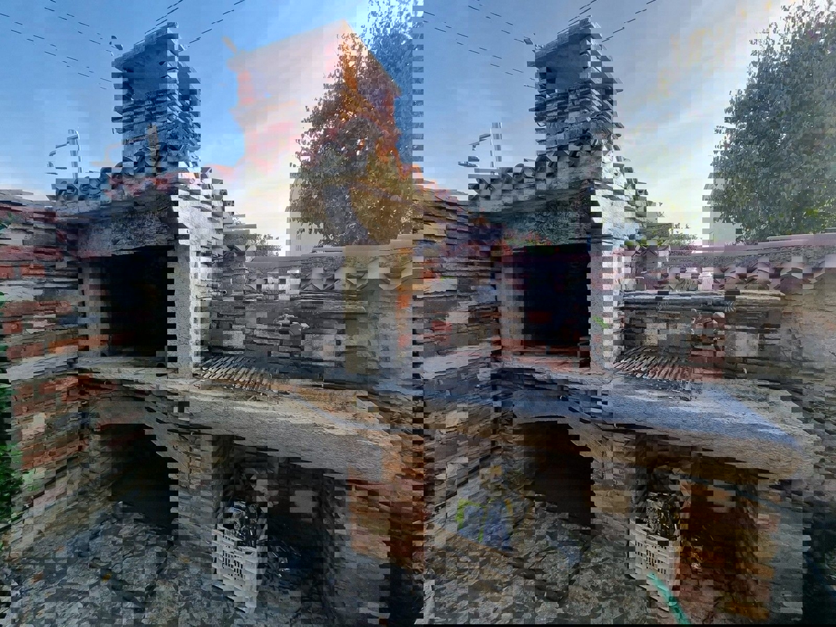 POREČ - KAMNITA HIŠA Z BAZENOM IN WELLNESSOM