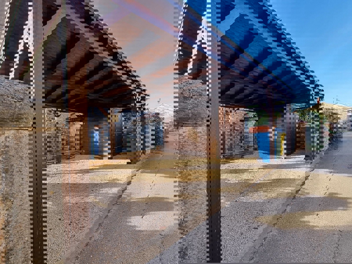 POREČ - KAMNITA HIŠA Z BAZENOM IN WELLNESSOM