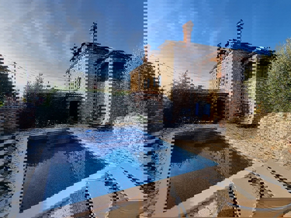 POREČ - KAMNITA HIŠA Z BAZENOM IN WELLNESSOM