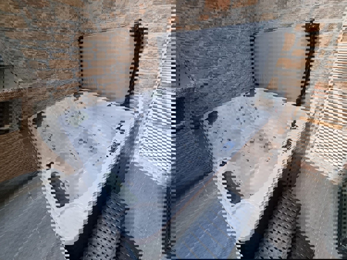 POREČ - KAMNITA HIŠA Z BAZENOM IN WELLNESSOM