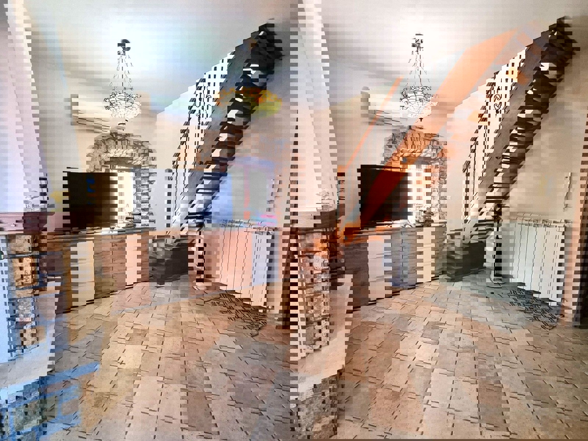 POREČ - KAMNITA HIŠA Z BAZENOM IN WELLNESSOM