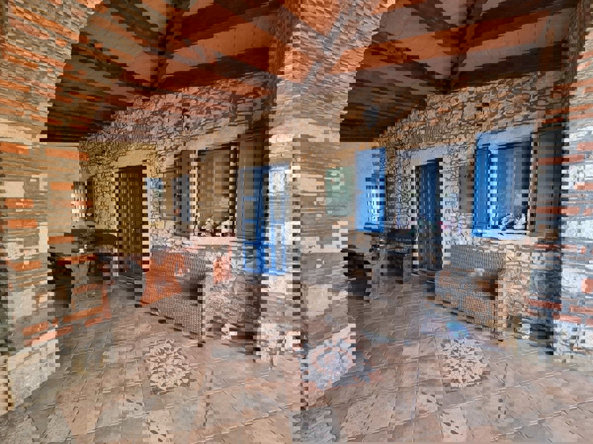 POREČ - KAMNITA HIŠA Z BAZENOM IN WELLNESSOM