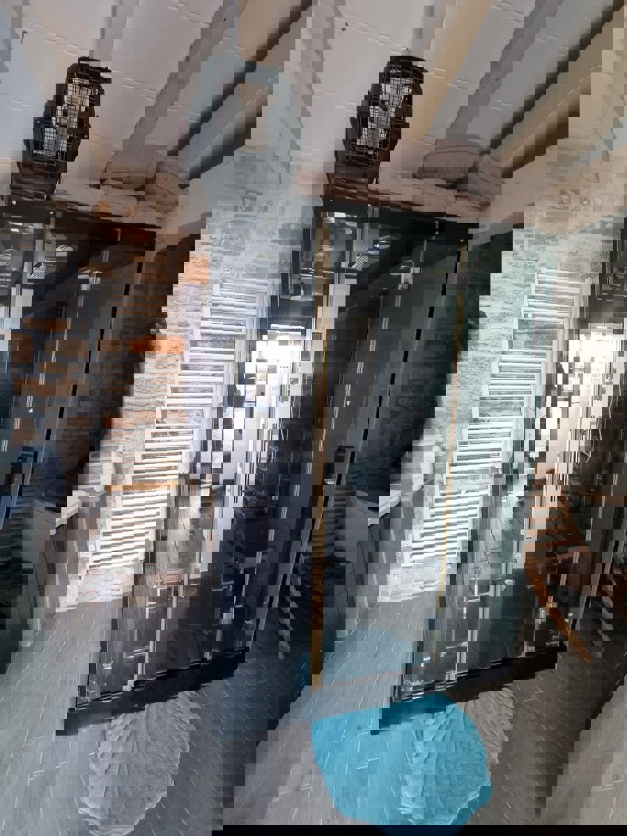 POREČ - KAMNITA HIŠA Z BAZENOM IN WELLNESSOM