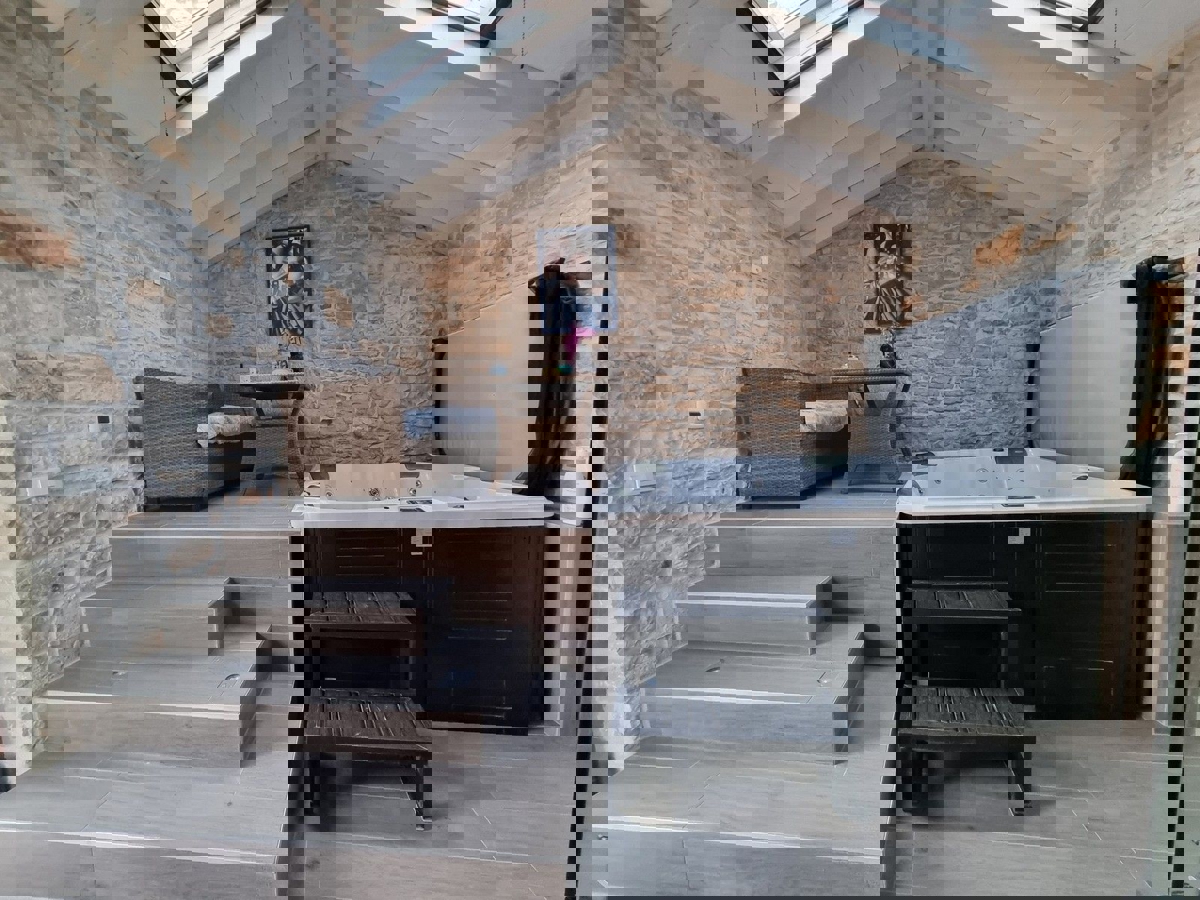 POREČ - KAMNITA HIŠA Z BAZENOM IN WELLNESSOM