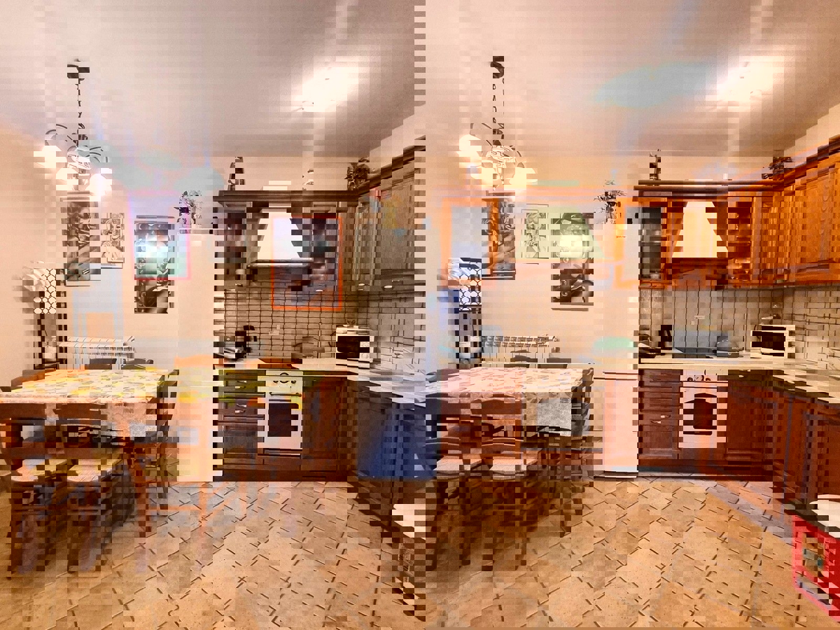 POREČ - KAMNITA HIŠA Z BAZENOM IN WELLNESSOM