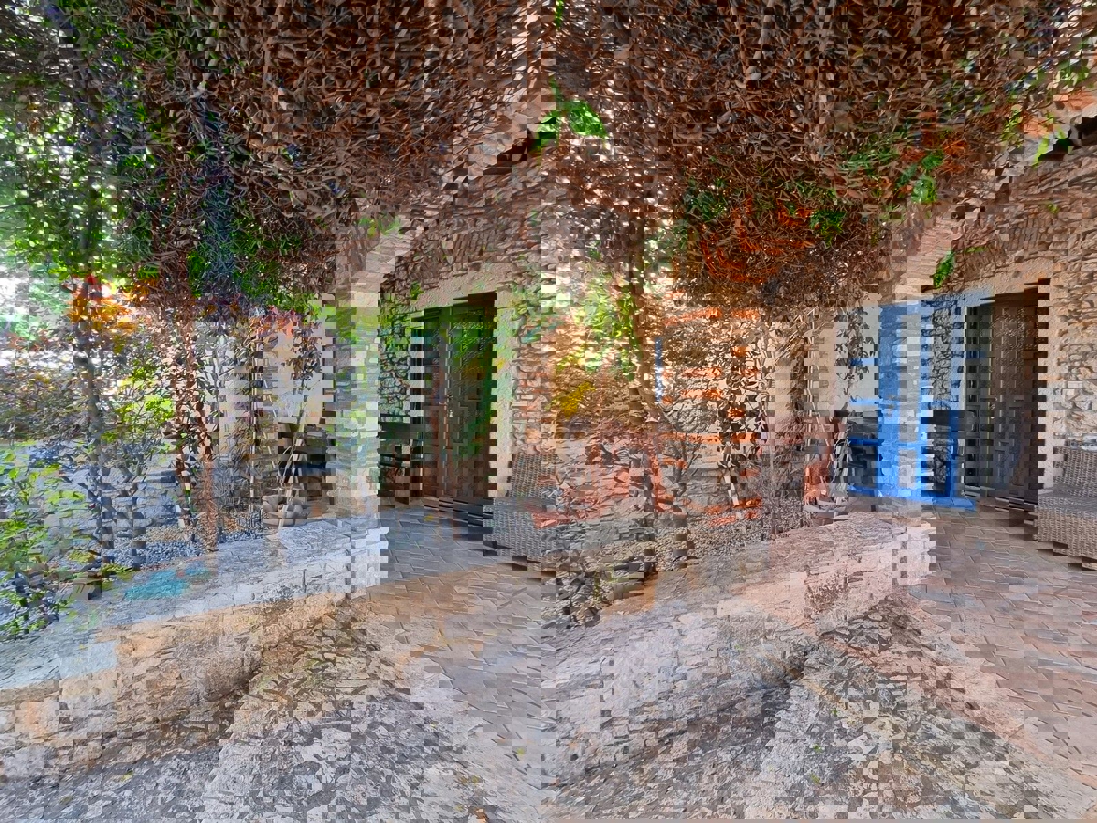 POREČ - KAMNITA HIŠA Z BAZENOM IN WELLNESSOM