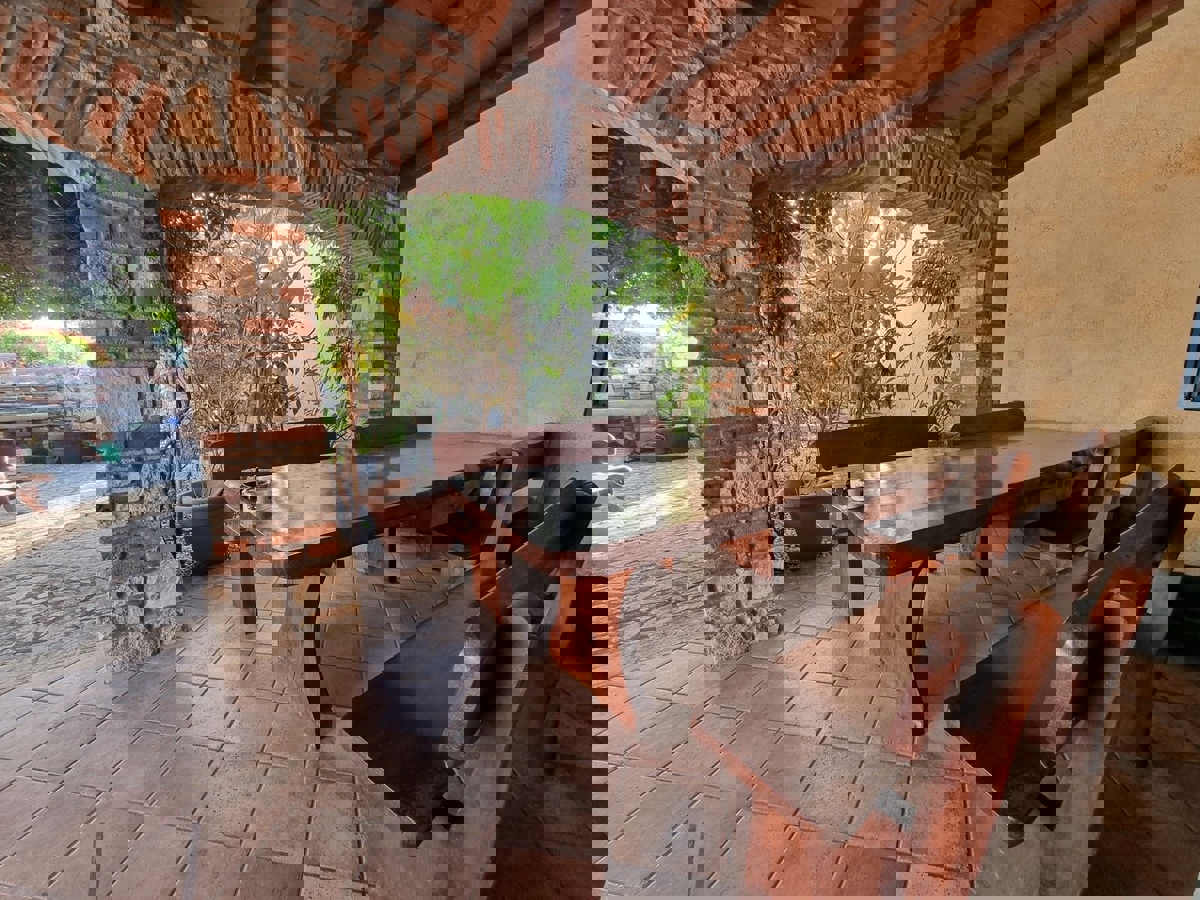 POREČ - KAMNITA HIŠA Z BAZENOM IN WELLNESSOM