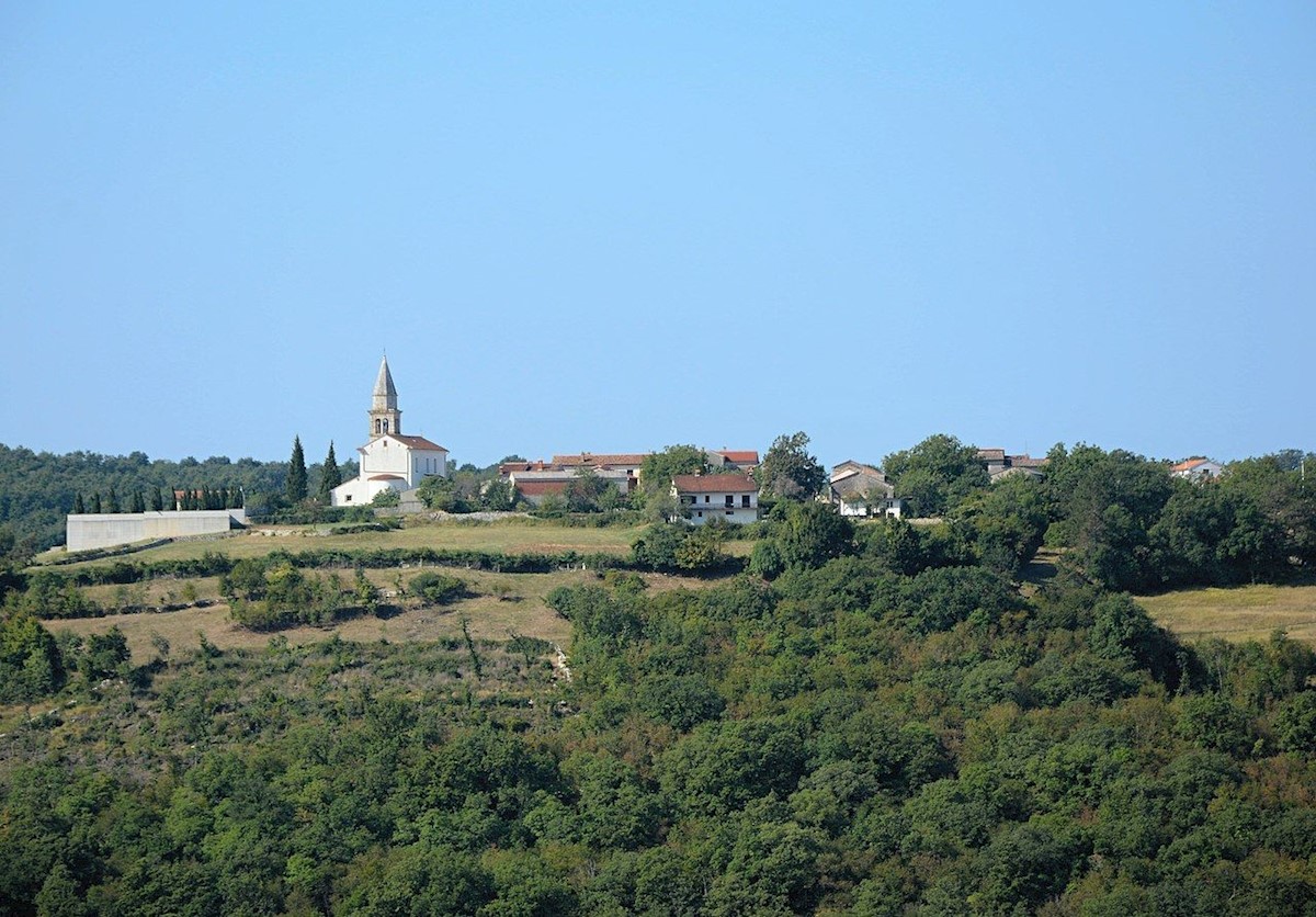 KRINGA PRODAMO ZAZIDLJIVO ZEMLJIŠČE