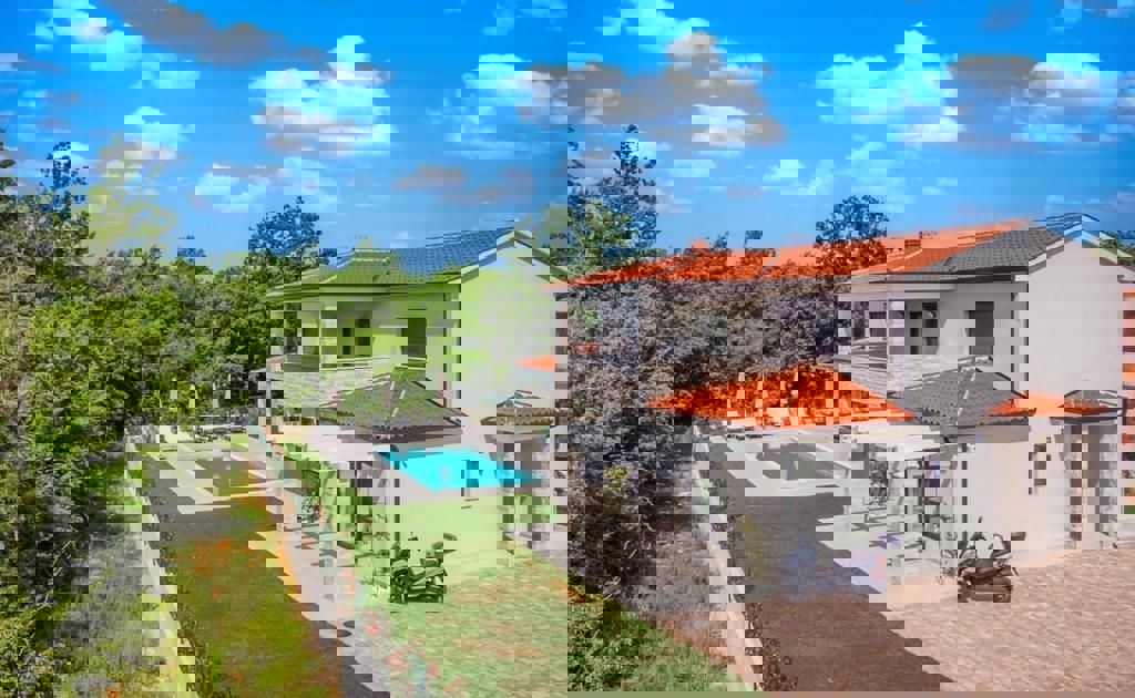 POREČ 2 KM-LUKSUZNA VILA Z BAZENOM PRODAM